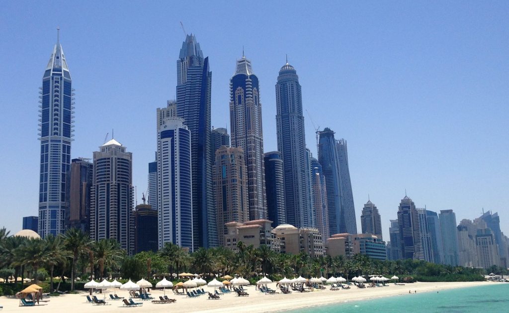 Dubai skyline som illustration til artiklen Spar penge på storbyferien