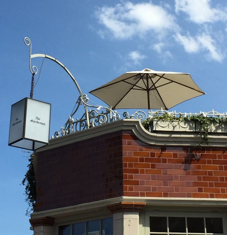 Tagterrasse på Marksman Public House, en af de gode spisesteder i London